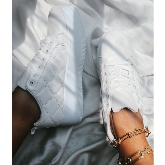 Shoes - 🚨The Lizzy// White quilted Platform Sneaker